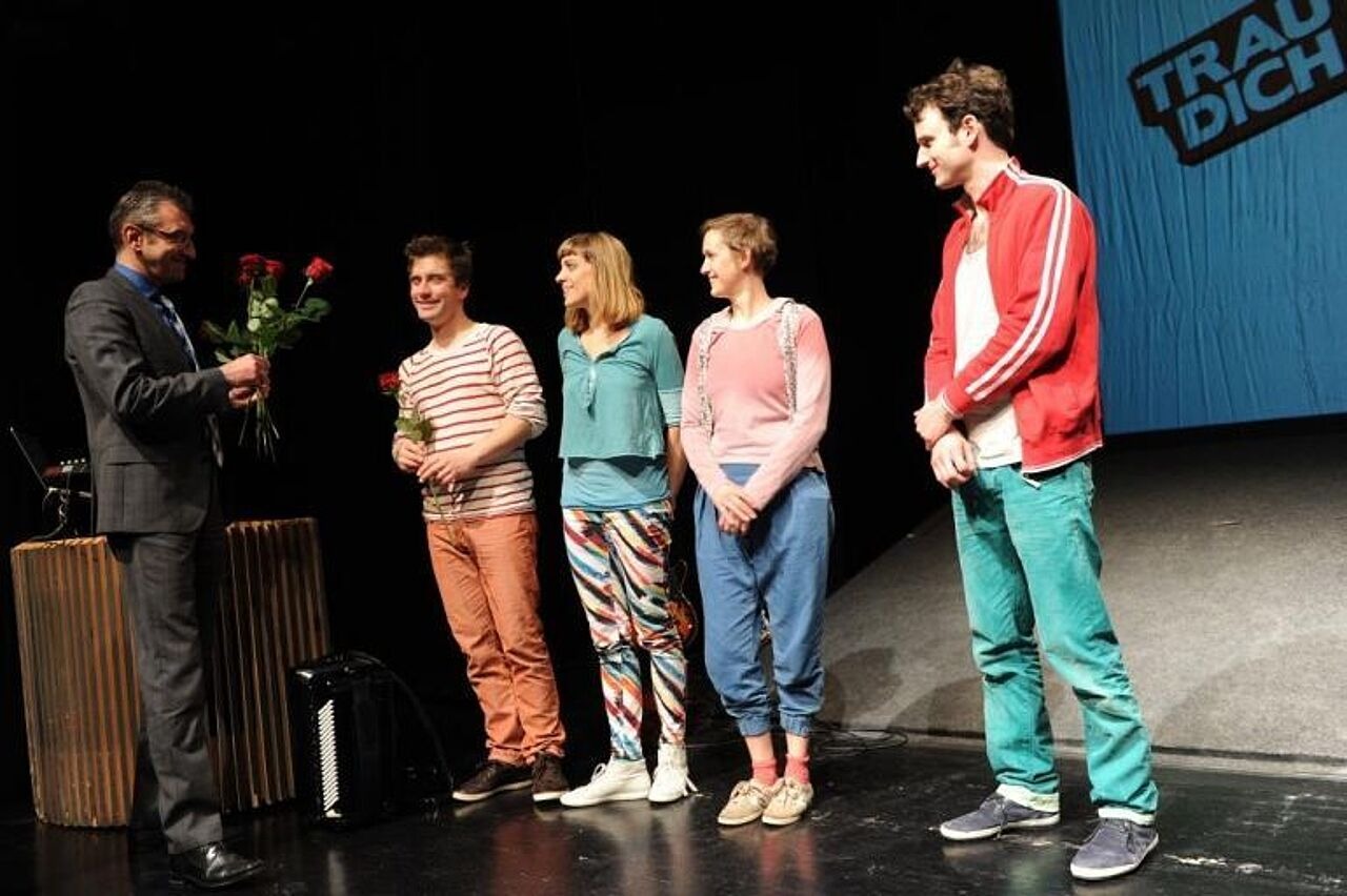 Darsteller des Theaterstücks stehen auf der Bühne