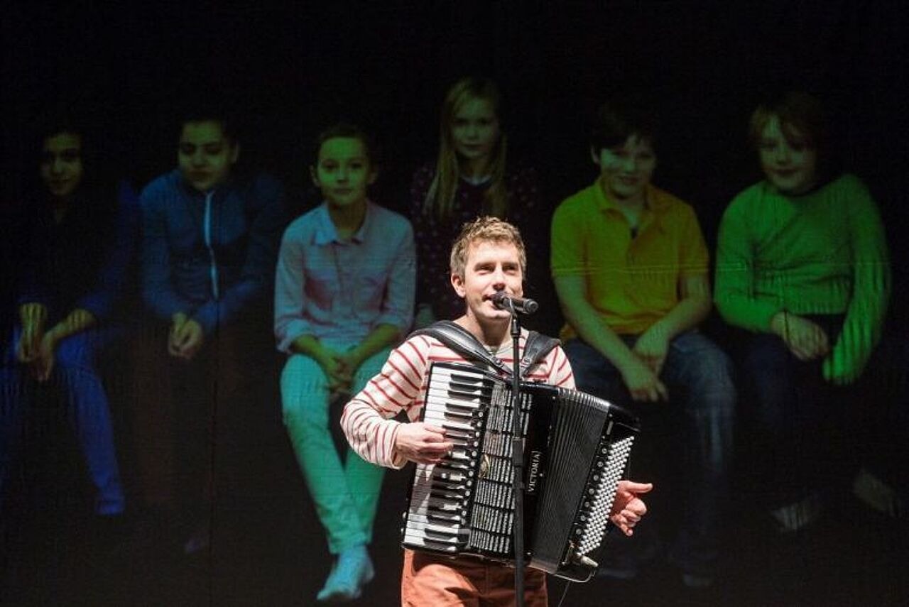 Darsteller spielt Akkordeon