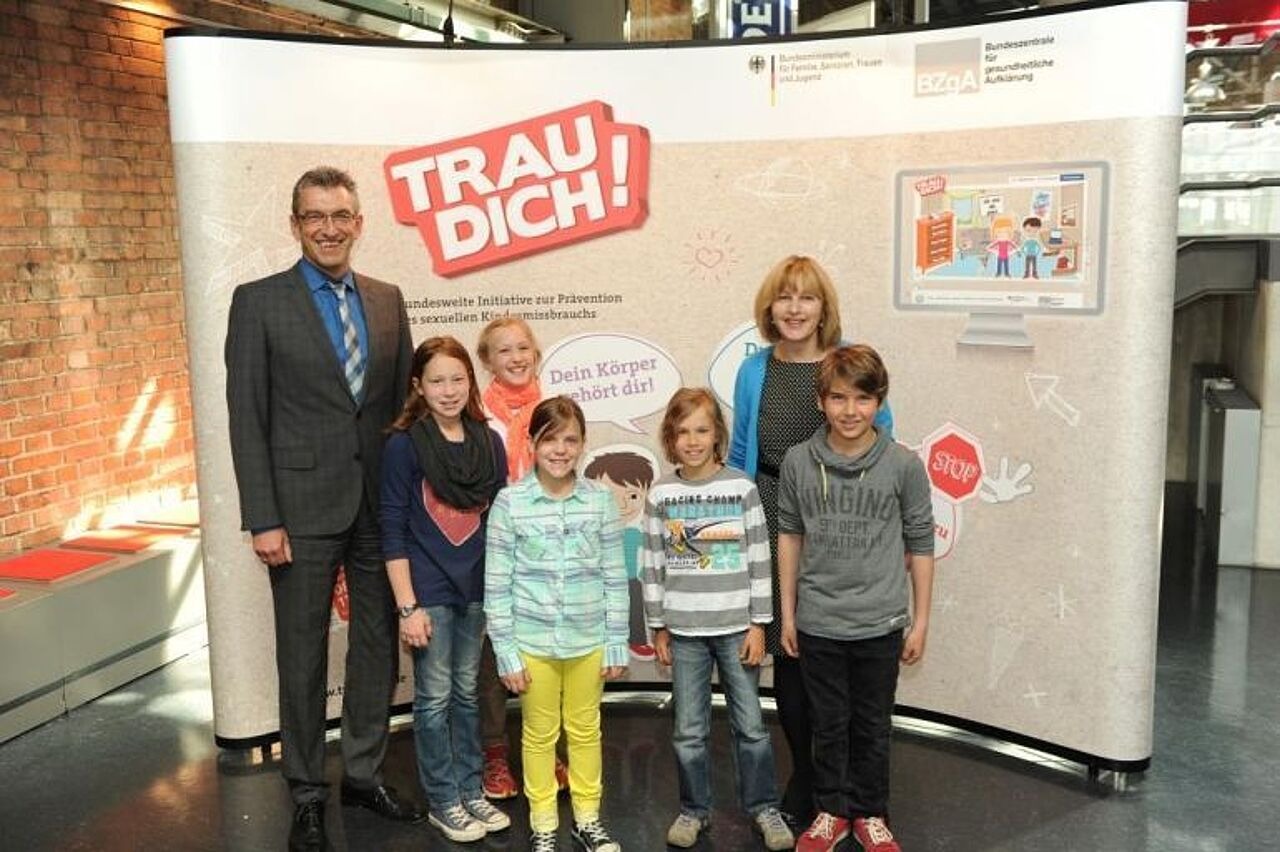 Kinder stehen vor Aufsteller zu Trau dich