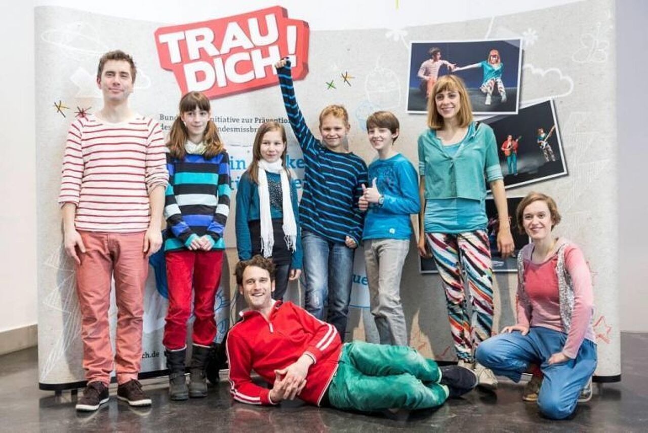 Darsteller gemeinsam mit Kindern aus dem Publikum