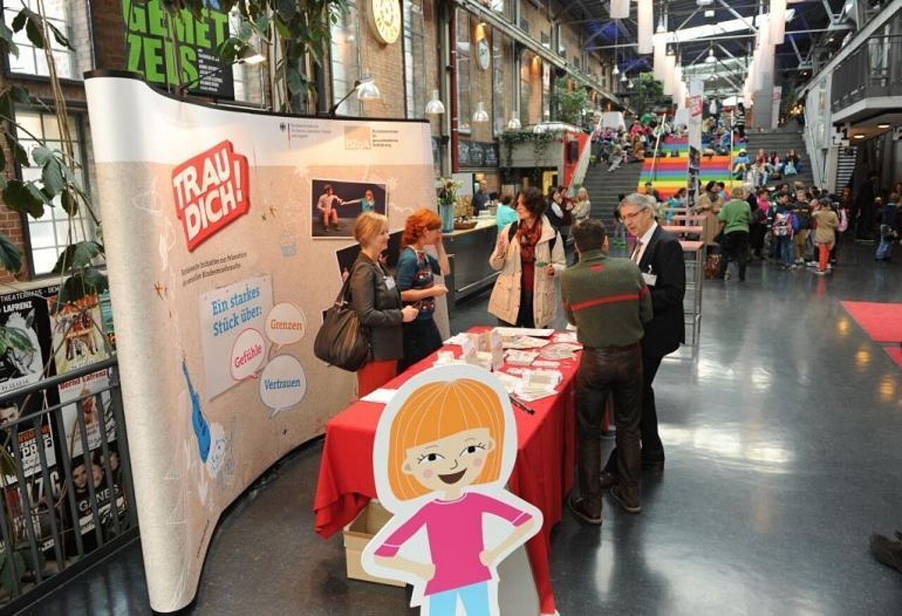 Besucher vor Aufsteller