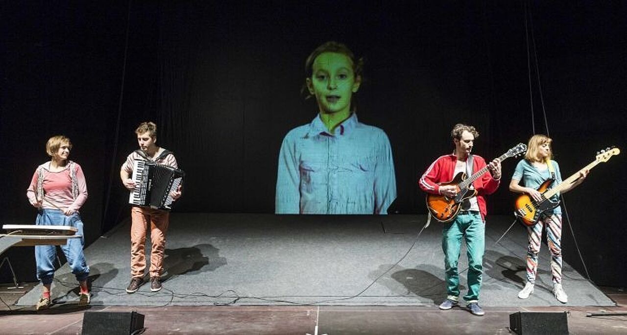 Alle Schauspieler von Trau dich! zusammen auf der Bühne