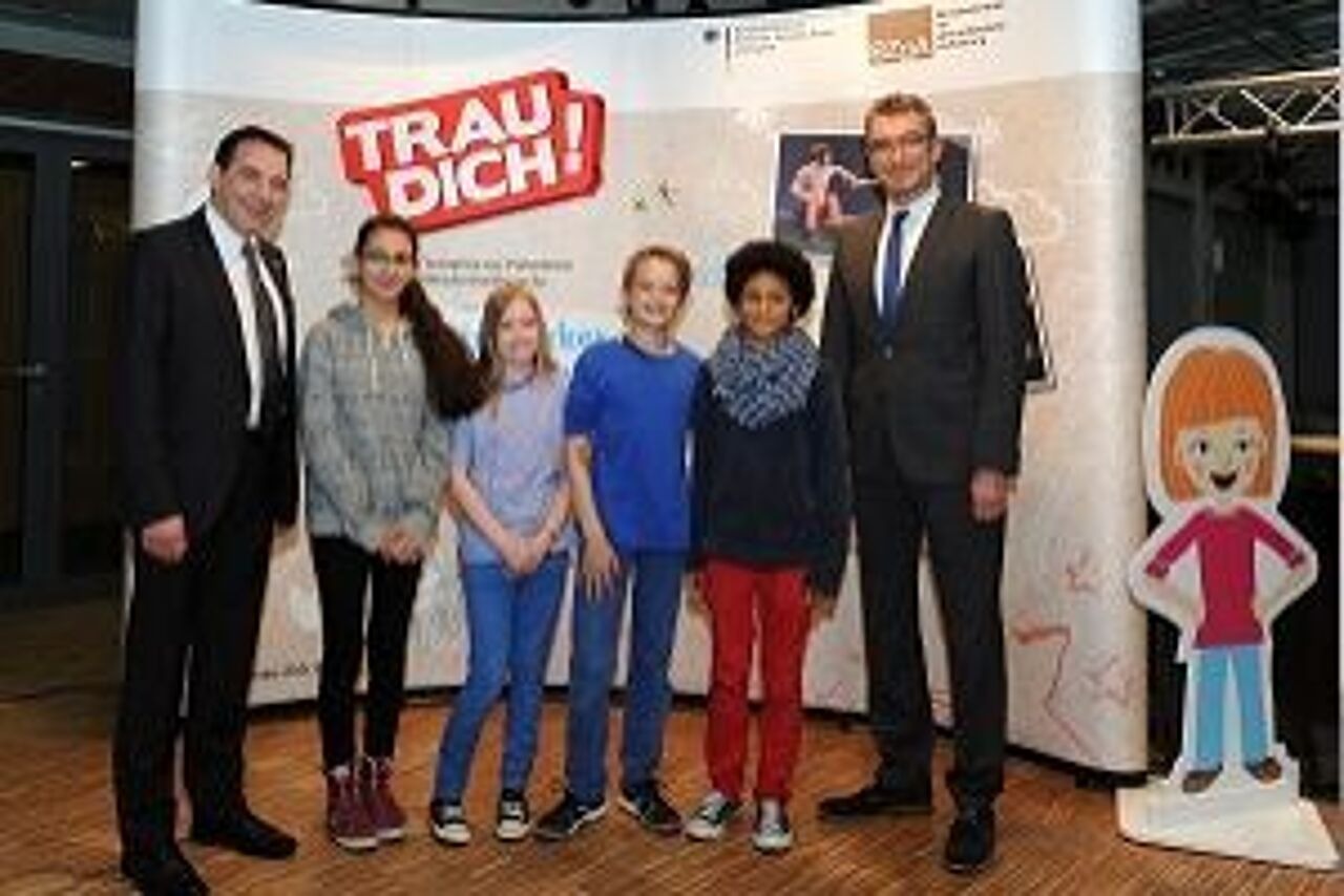 Gruppenbild zur Premiere Theaterstück &quot;Trau dich!&quot; in Hessen
