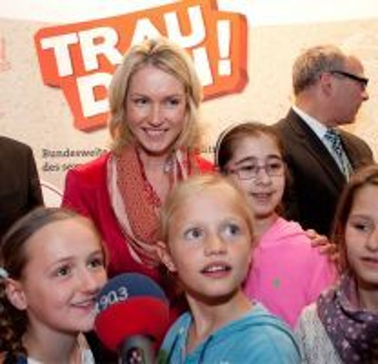 Frau Schwesig mit Kindern im Interview