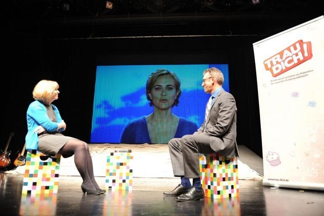 Warten auf Beginn des Theaterstücks