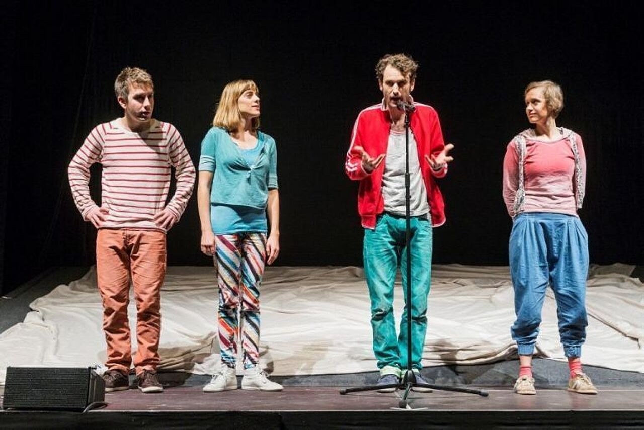 Darsteller des Theaterstücks stehen auf der Bühne