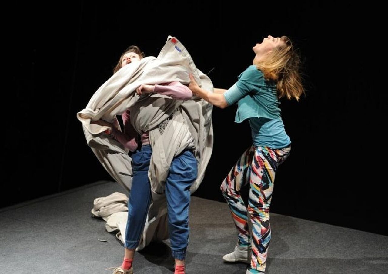 Darsteller des Theaterstücks stehen auf der Bühne