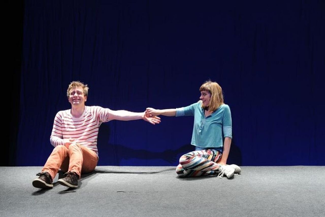arsteller des Theaterstücks spielen auf der Bühne