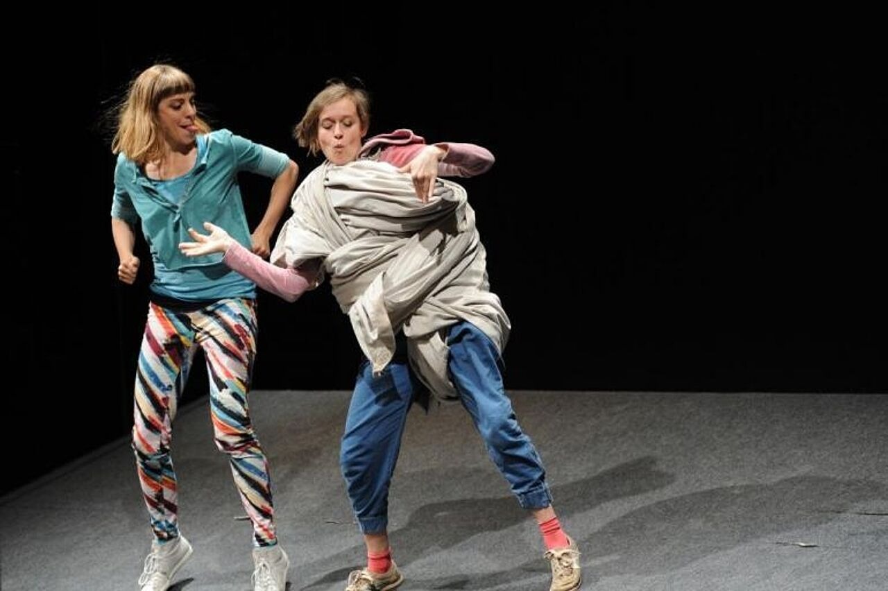 Darsteller des Theaterstücks stehen auf der Bühne