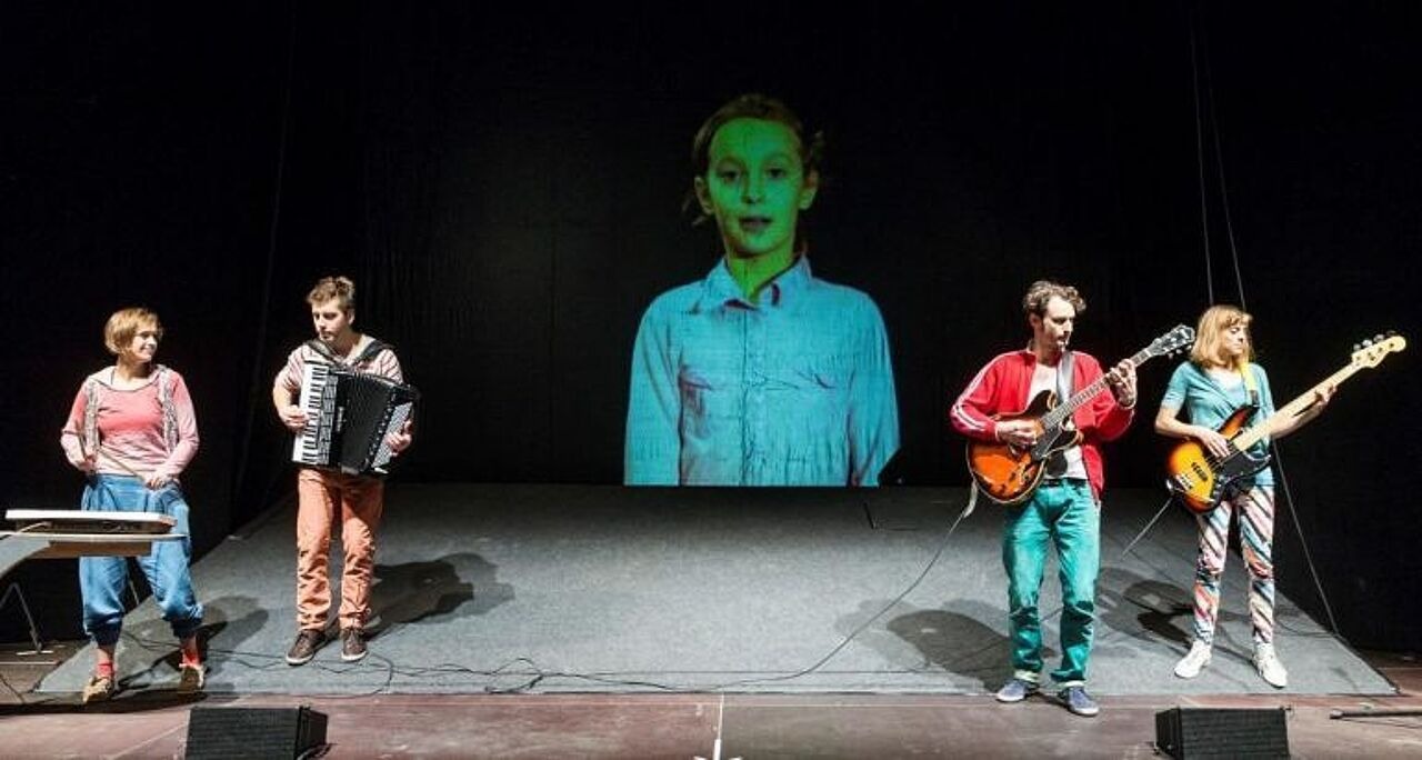 Darsteller spielen auf der Bühne