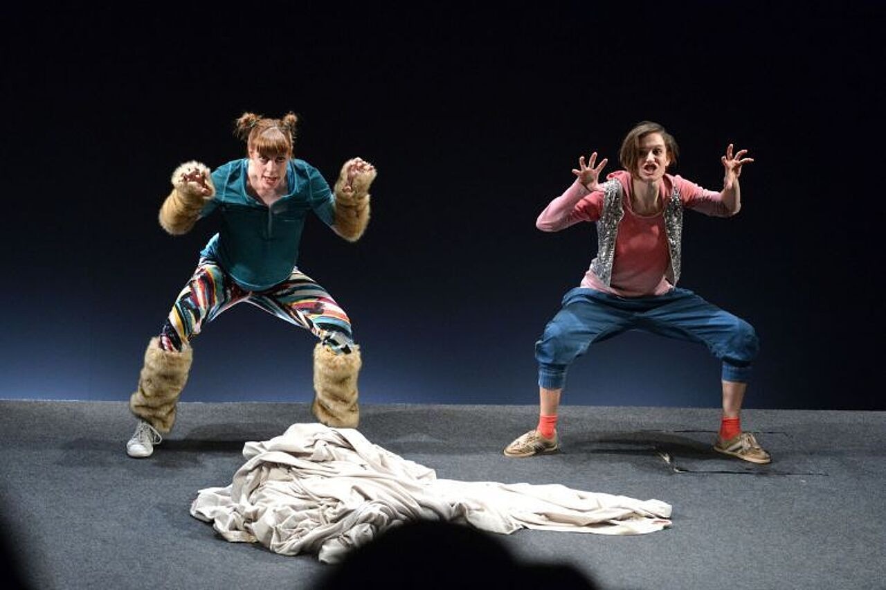 Die beiden Schauspielerinnen Julia Bihl und Lisa Scheibner