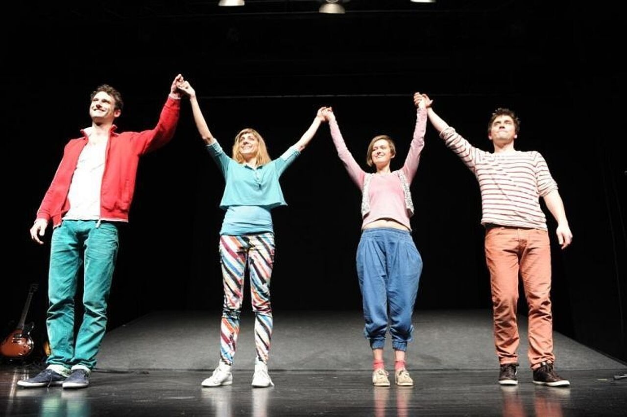 Darsteller des Theaterstücks stehen auf der Bühne